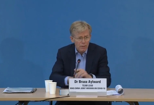 WHO祕書長高級顧問布魯斯艾沃德表示，俄國註冊的武肺疫苗還需要更多資訊才能判斷有效與否。（截圖自WHO臉書影片）