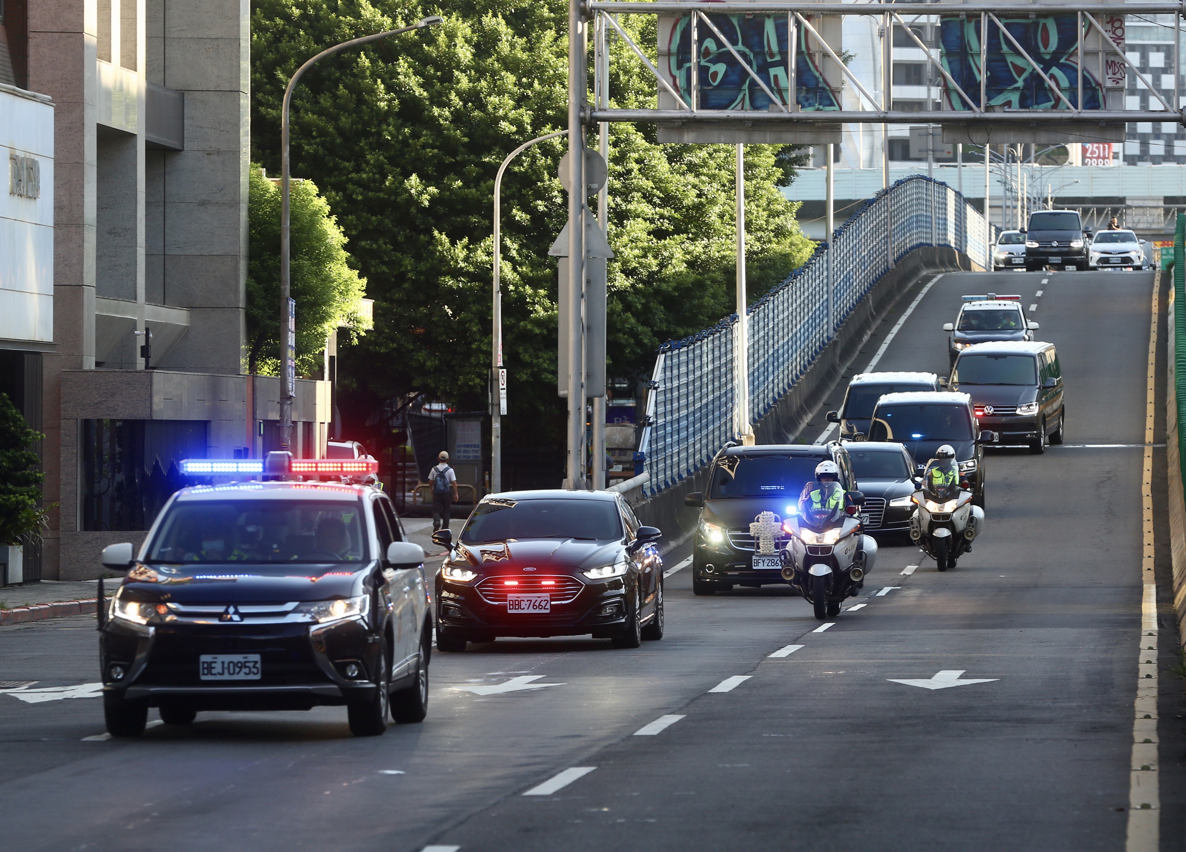 前總統李登輝移靈車隊上午從台北榮總出發前往濟南教會。