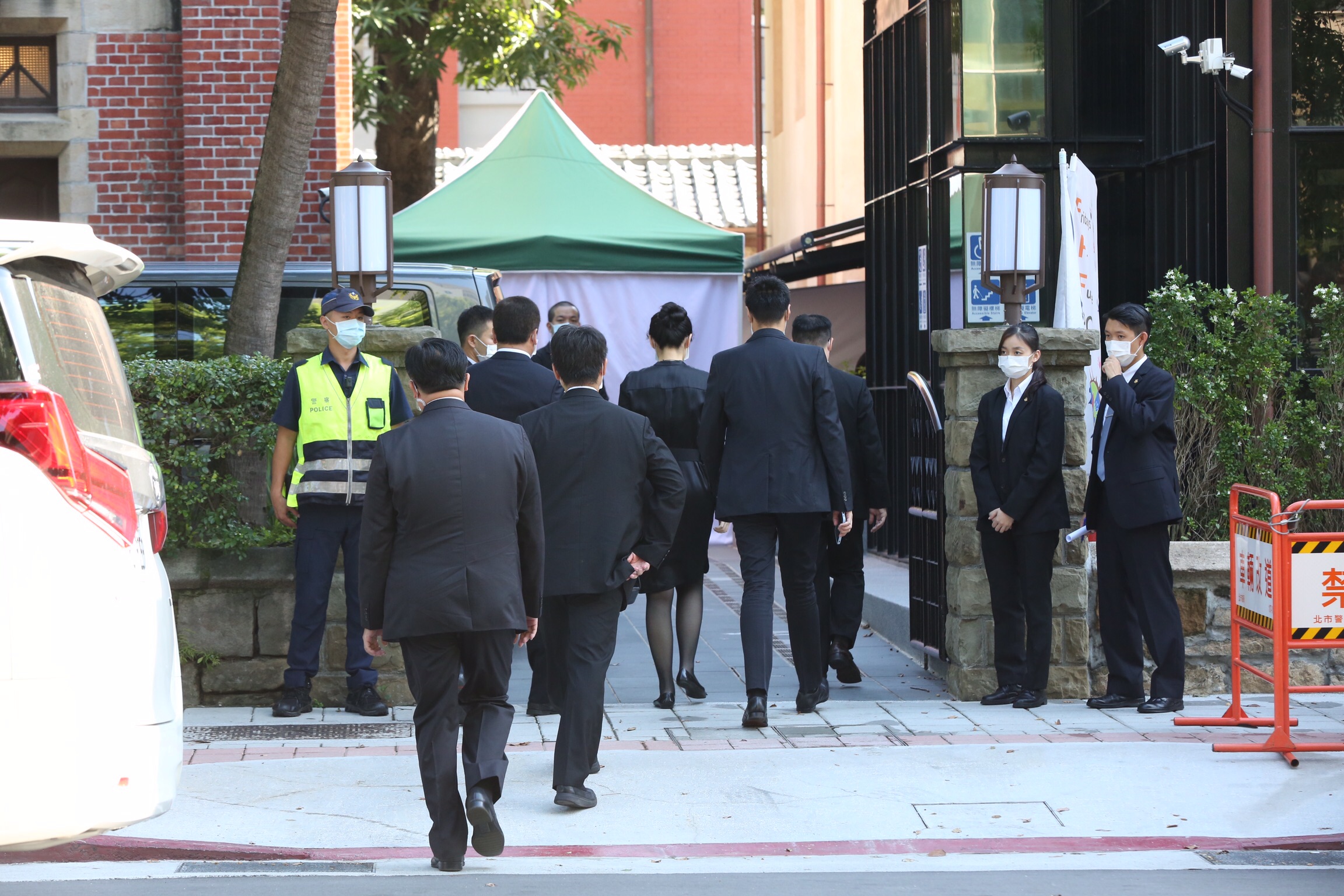 李登輝孫女李坤儀上午8時40分與夫婿趙贊凱抵達濟南教會。