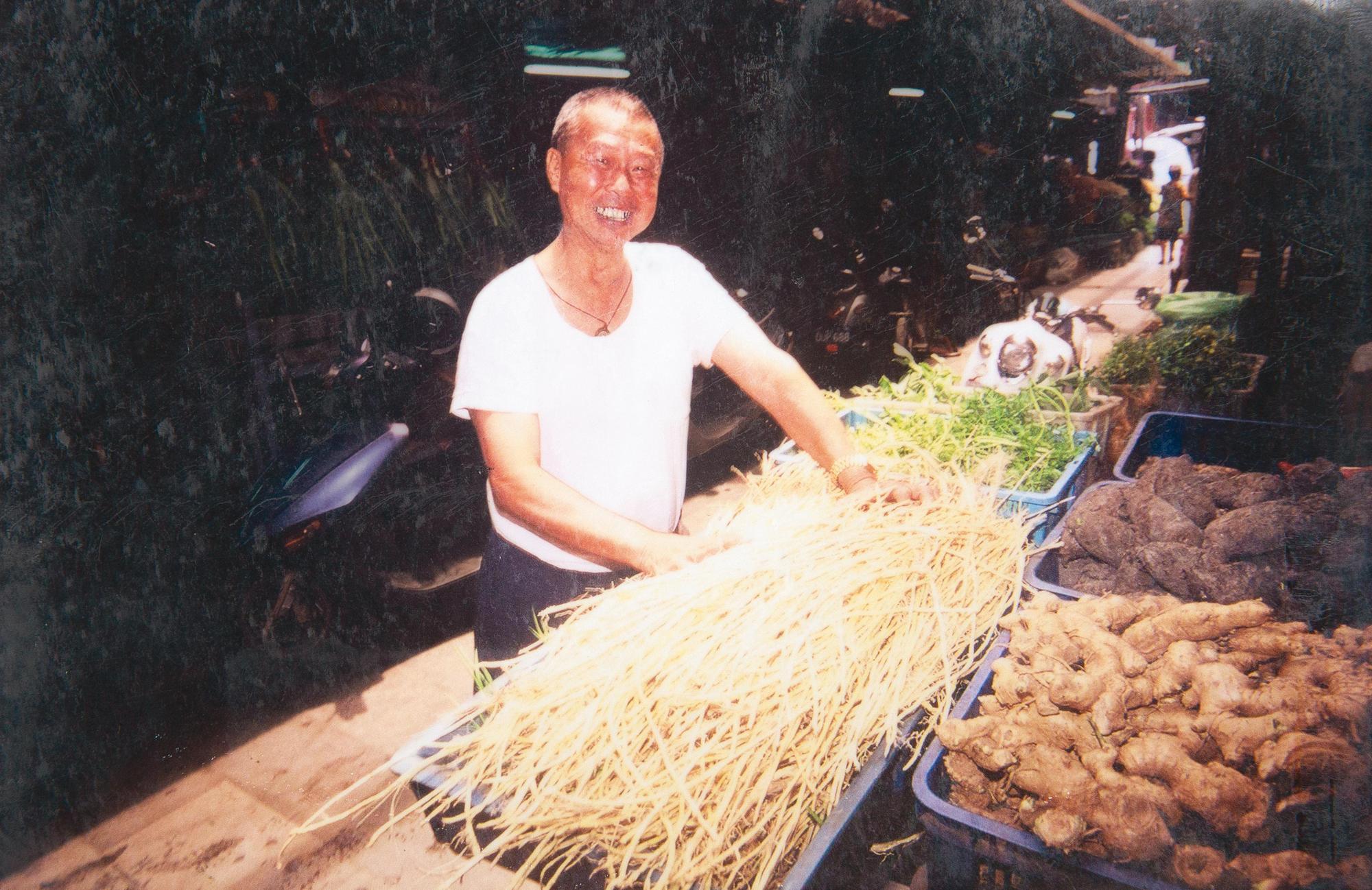 簡萬來(圖)原本是德安青草店的學徒,因為老實、認真,師傅林阿連將養女許配給他,也讓他傳承事業。
