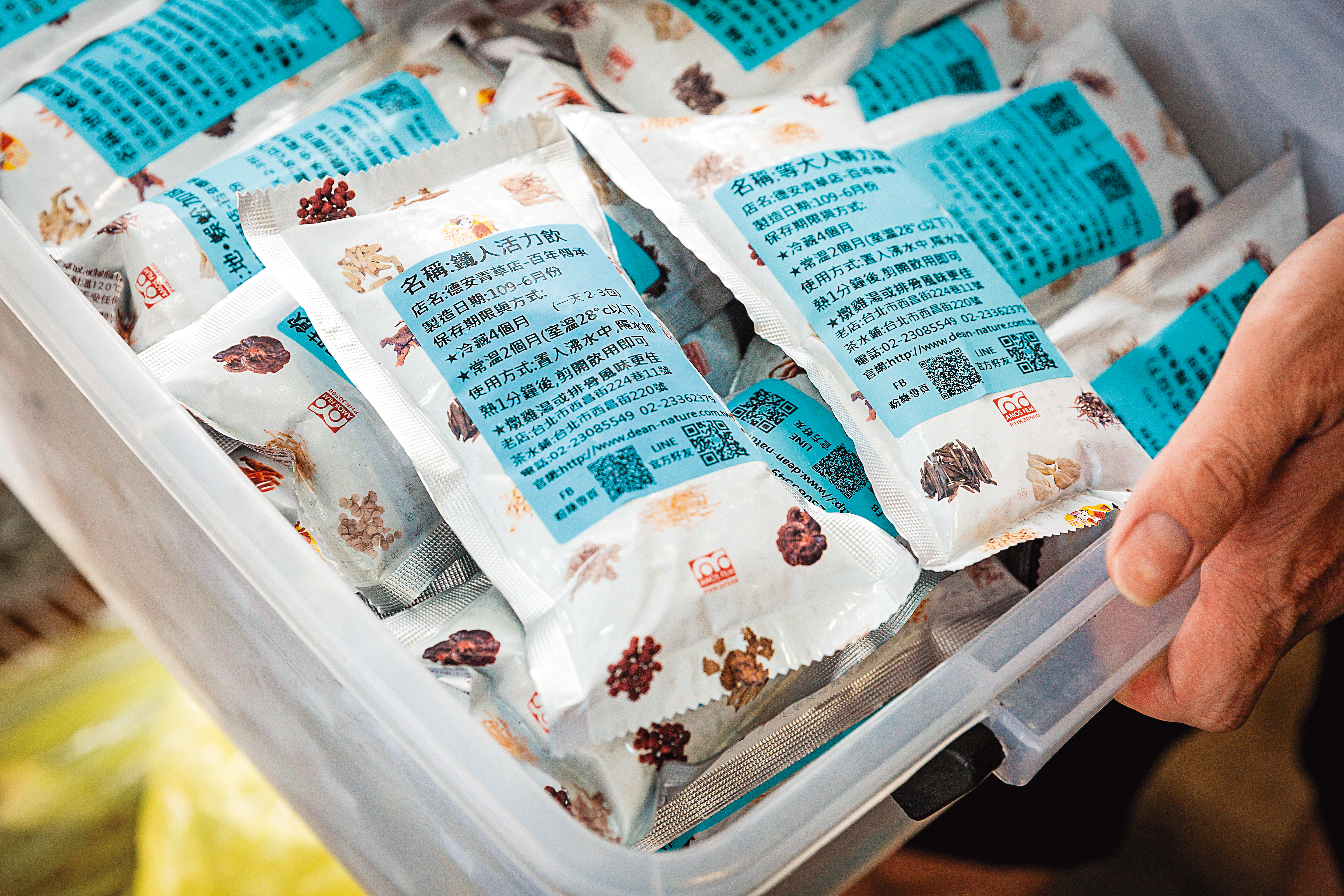簡宜賢研發出的養身飲品，加熱就可喝，也可加雞肉一起煮，食用方便。鐵人活力飲60元／包，等大人精力湯80元／包。