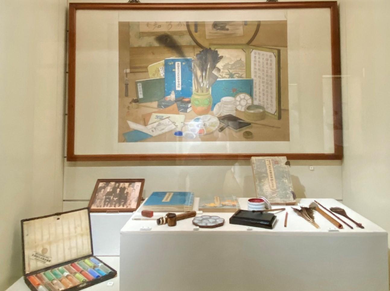 北投文物館本次特展「畫時代」,展出潘麗水17歲時,與其父親潘春源同時入選台展之靜物素描作〈畫具〉,此幅靜物畫展現前衛的氣息,不僅可見現代西式元素的透視構圖,也有水墨的底蘊。