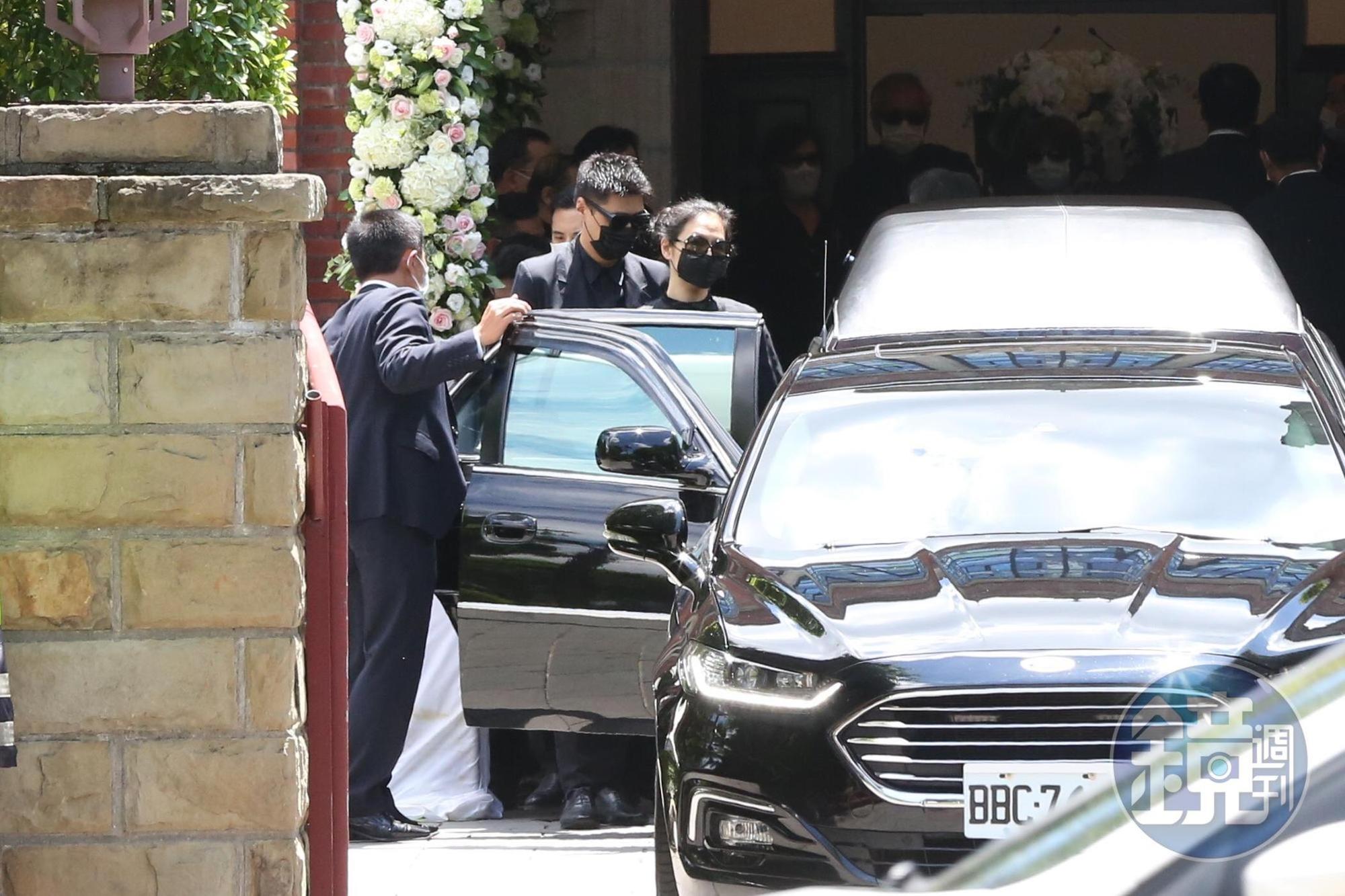 李登輝的孫女李坤儀與夫婿趙贊凱搭乘載運李登輝遺體的靈車。