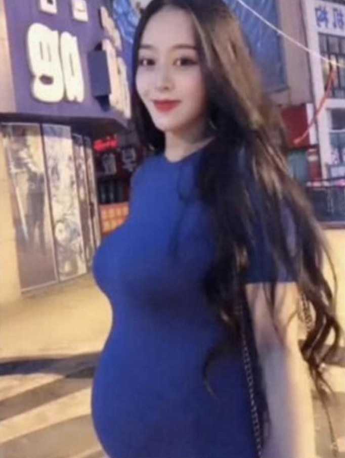 當年真正的女主角余藝已升格為人母,展開新生活。(圖片翻攝自微博)