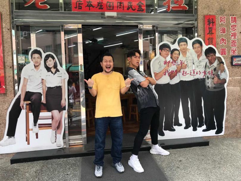 《打噴嚏》環島感謝之旅到了九把刀的故鄉彰化,兩人去了常吃的肉圓店。(傳影提供)