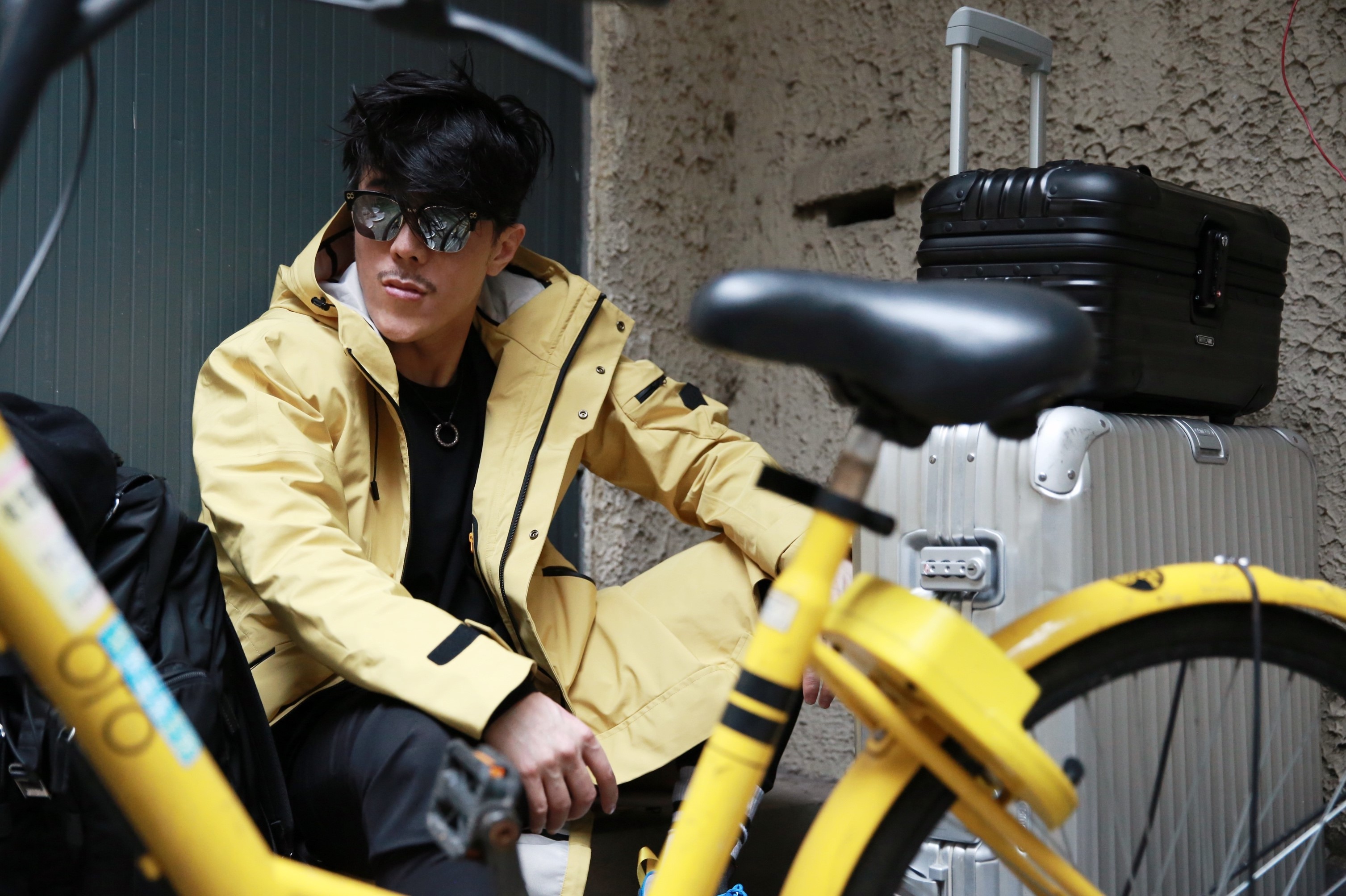 公益音樂人范景翔公開場合墨鏡不離身，原來是小時候遭鞭炮炸傷右眼。（圖／范禾文化提供）