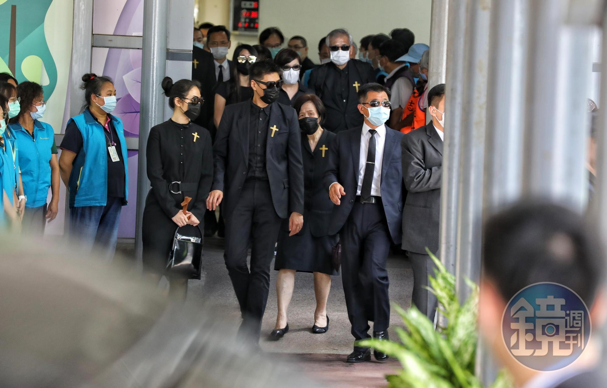 李登輝孫女李坤儀(左3起)、孫女婿趙贊凱、媳婦張月雲、女兒李安妮(後排中)等人抵達二殯。
