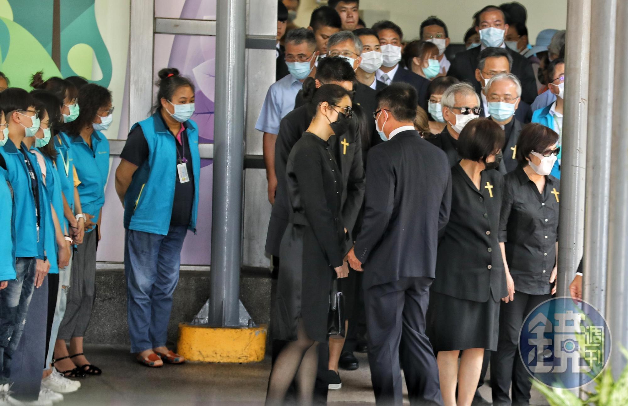 李登輝的女兒李安妮(前排右1)、李安娜(前排右2)、孫女李坤儀(前排右4)等人在二殯等候。