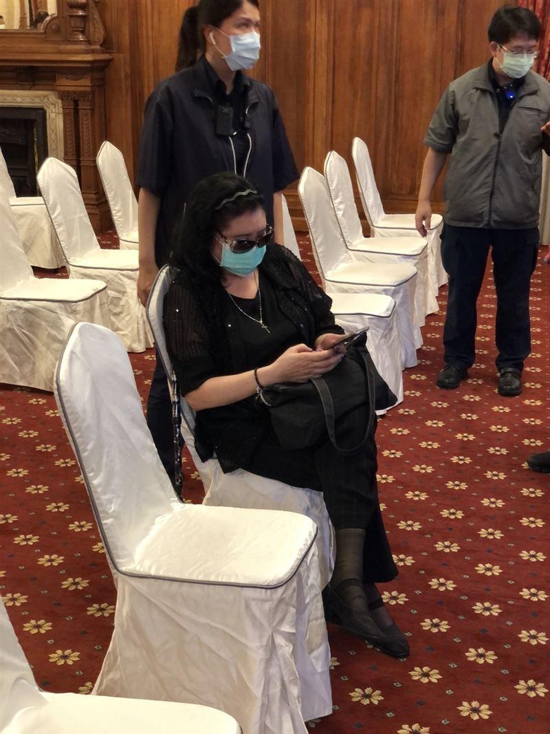 據了解,該名搞破壞的女子就是去年1月對前文化部長鄭麗君掌摑耳光的資深藝人鄭惠中。(翻攝畫面)