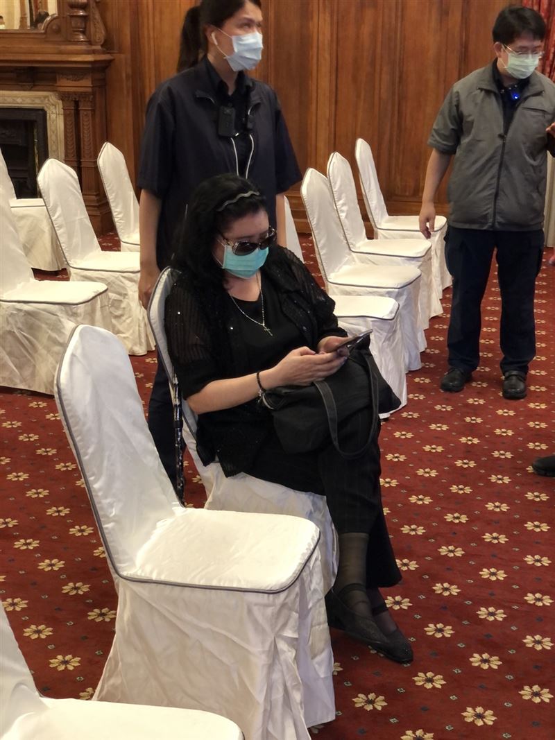 據了解，該名搞破壞的女子就是去年1月對前文化部長鄭麗君掌摑耳光的資深藝人鄭惠中。（翻攝畫面）