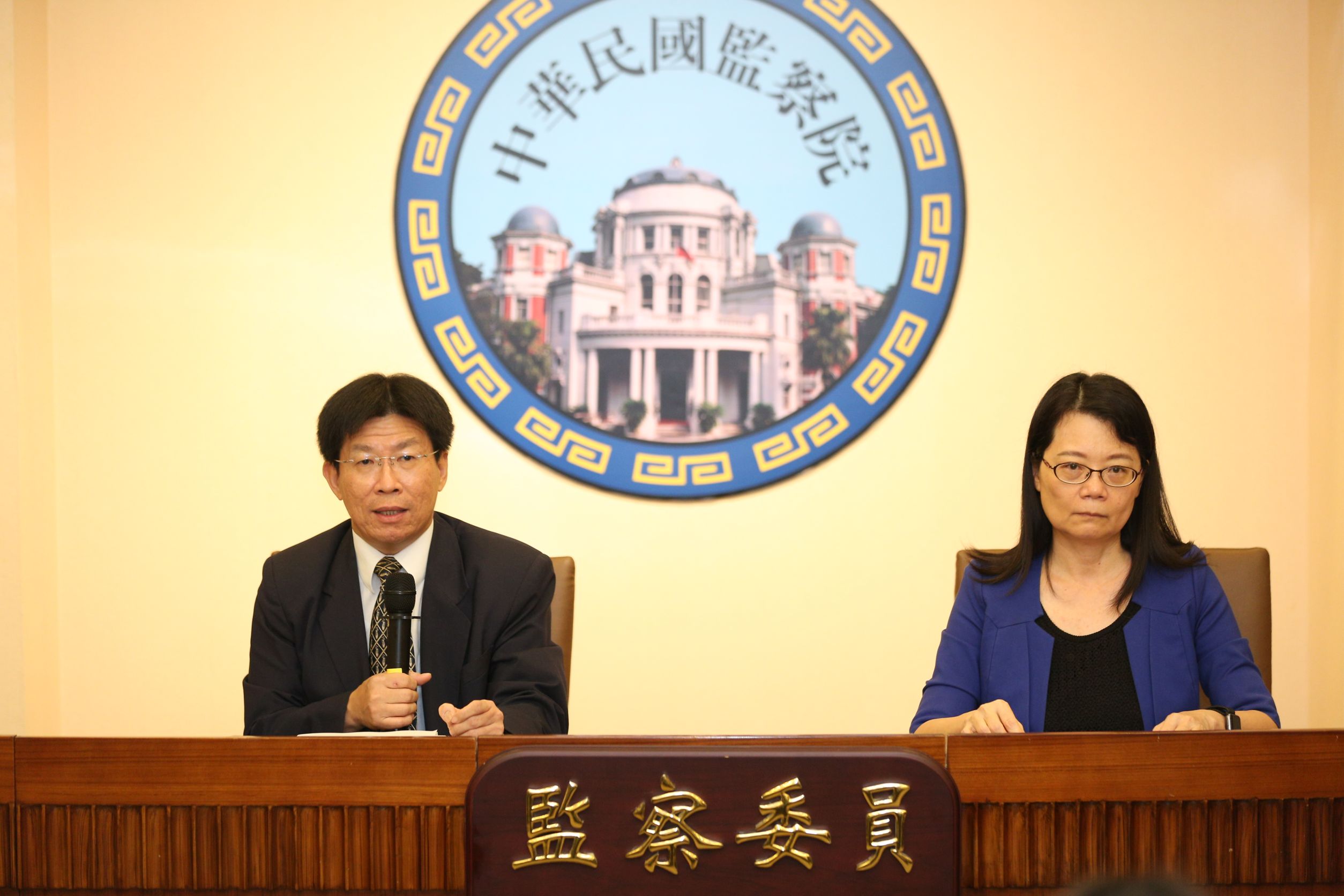 監察委員高涌誠（左）、王美玉（右）提案彈劾司法院前公懲會委員長石木欽。