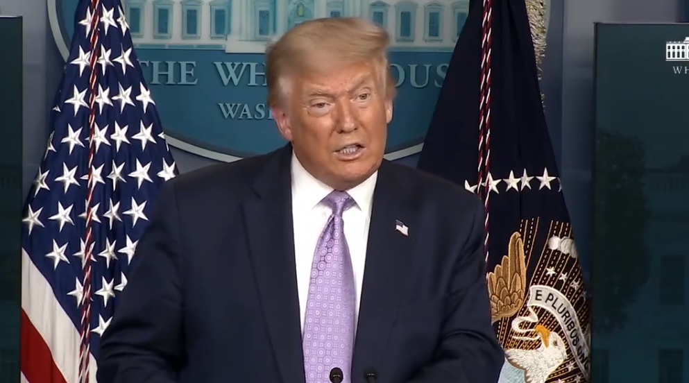 美國總統川普日前抱怨蓮蓬頭限制出水問題，表示他的頭髮必須「非常完美」。（翻攝白宮臉書）