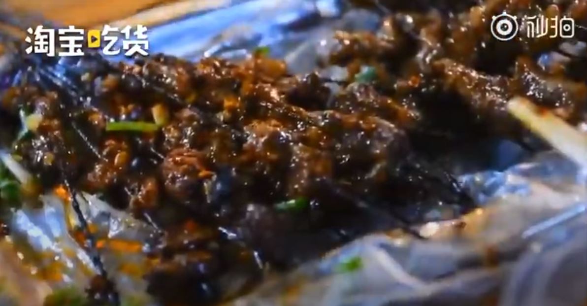 中國燒烤店「回收剩肉」挨轟。（翻攝自影片）