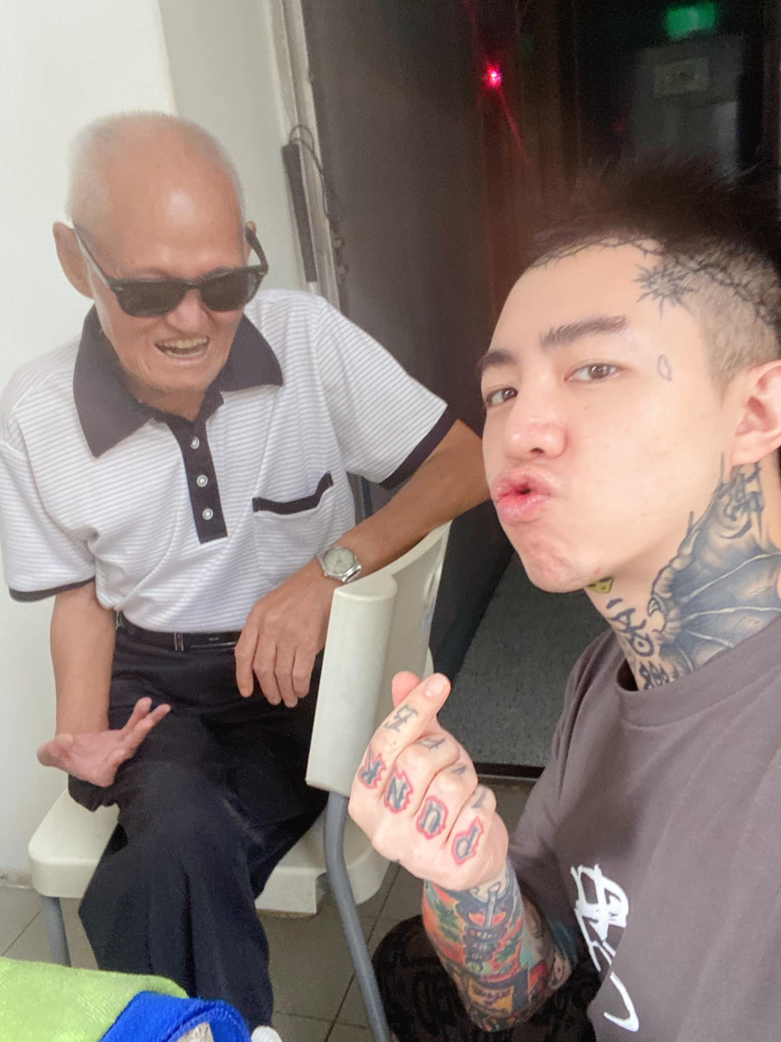 謝和弦因為不捨國寶級歌手在菜市場賣唱，因此透過U－Life台灣優質生命協會與李炳輝碰面。（翻攝自謝和弦臉書）