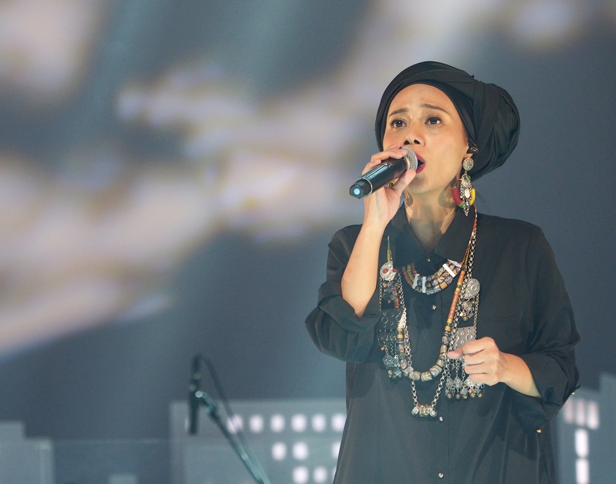 阿爆（阿仍仍）演出新專輯《母親的舌頭》中的〈Saicelen加油吧〉。（公視提供）