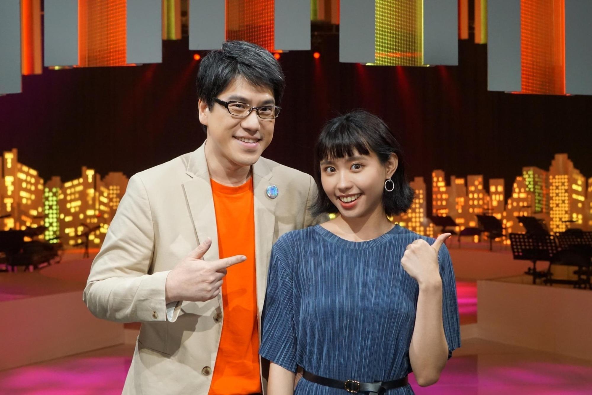 演唱歌曲年齡都比李芷婷大，馬世芳虧她「演唱上輩子的歌曲」。（公視提供）