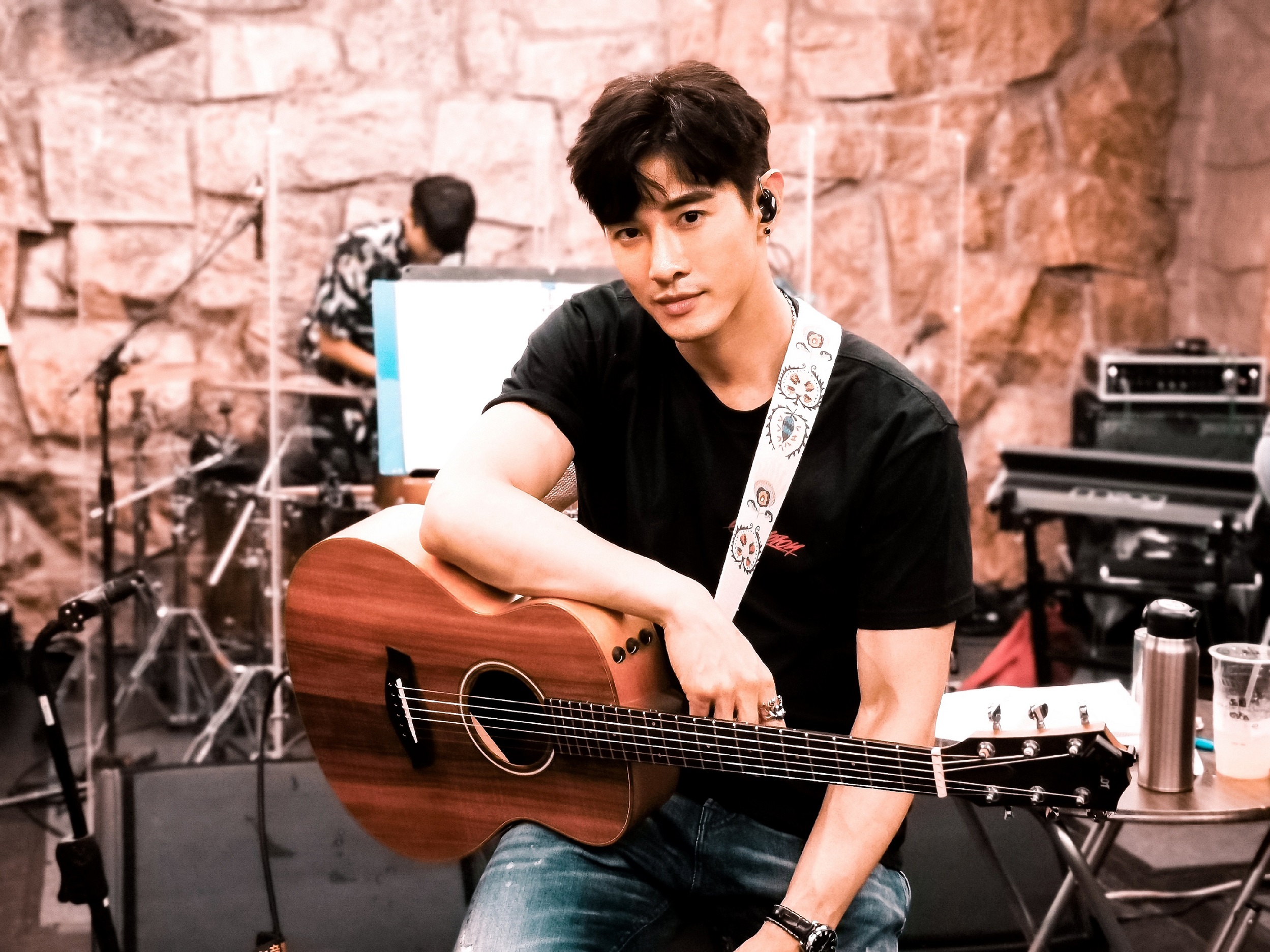 張立昂為了演唱會,特地在拍戲地點台中附近租借練團室練習。(索尼音樂提供)