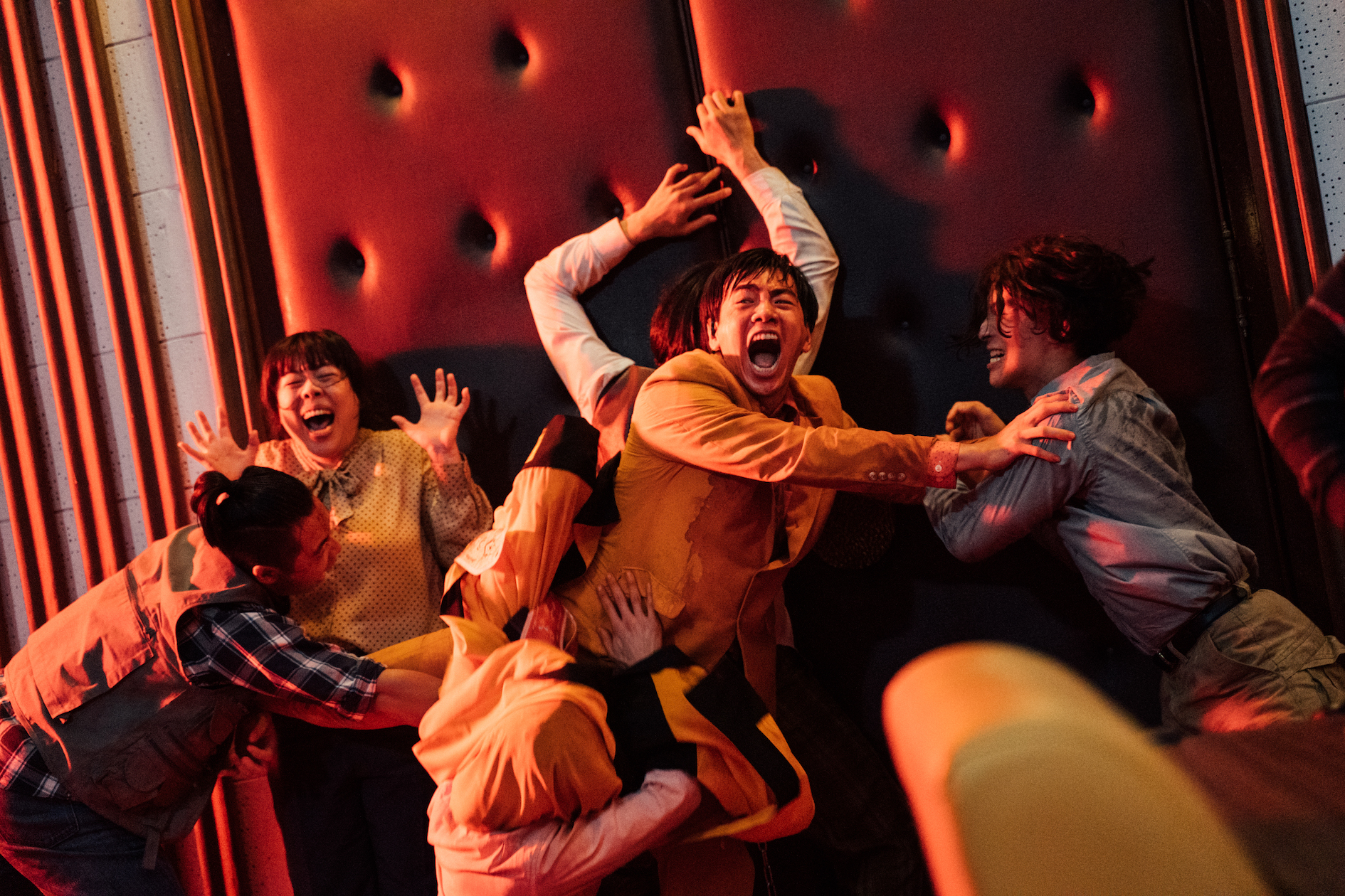 真實的立法院打架就像活屍亂咬人的前置動作，電影《逃出立法院》乾脆把一切恩怨都交給活屍解決。（華映提供）