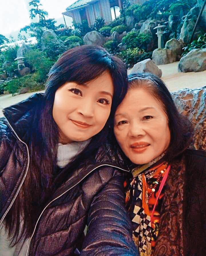 方季惟從小扛起家中債務,媽媽在世時,最放不下的就是她還孤身寡人。(翻攝自方季惟國際粉絲頁IG)