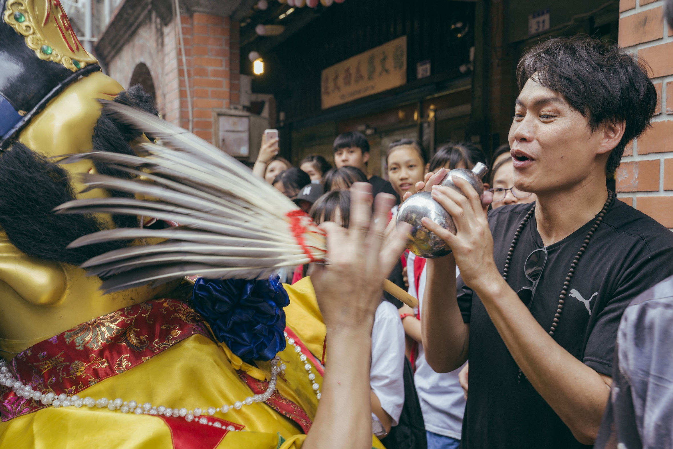 遶境隊伍經過時，濟公還賜酒給黃鐙輝，將酒杯給他示意喝下。（東森提供）