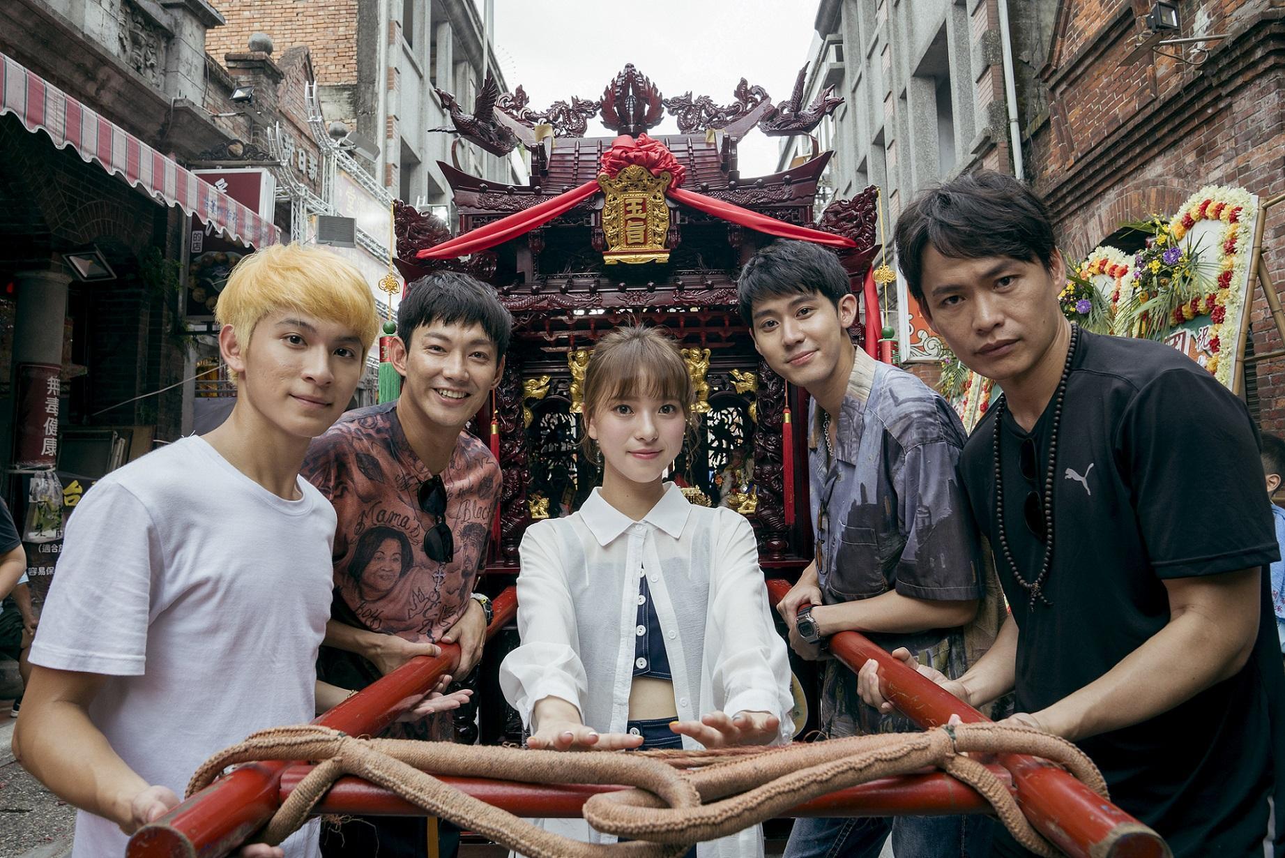 《神之鄉》演員李玉璽、項婕如、黃鐙輝、廖威廉、林暉閔也趁拍攝空檔參加，以信眾身份一同參加大溪遶境活動。（東森提供）