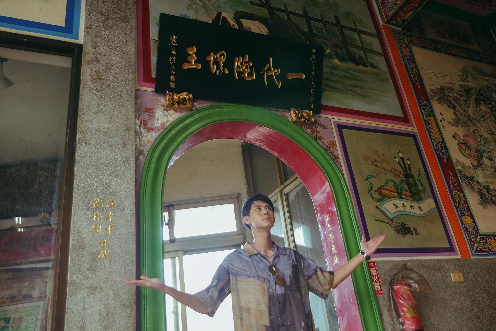 李玉璽跟隨劇組《神之鄉》到大溪參加盛大舉辦慶典與遶境活動，他更朝聖一代陀螺王匾額。（東森提供）