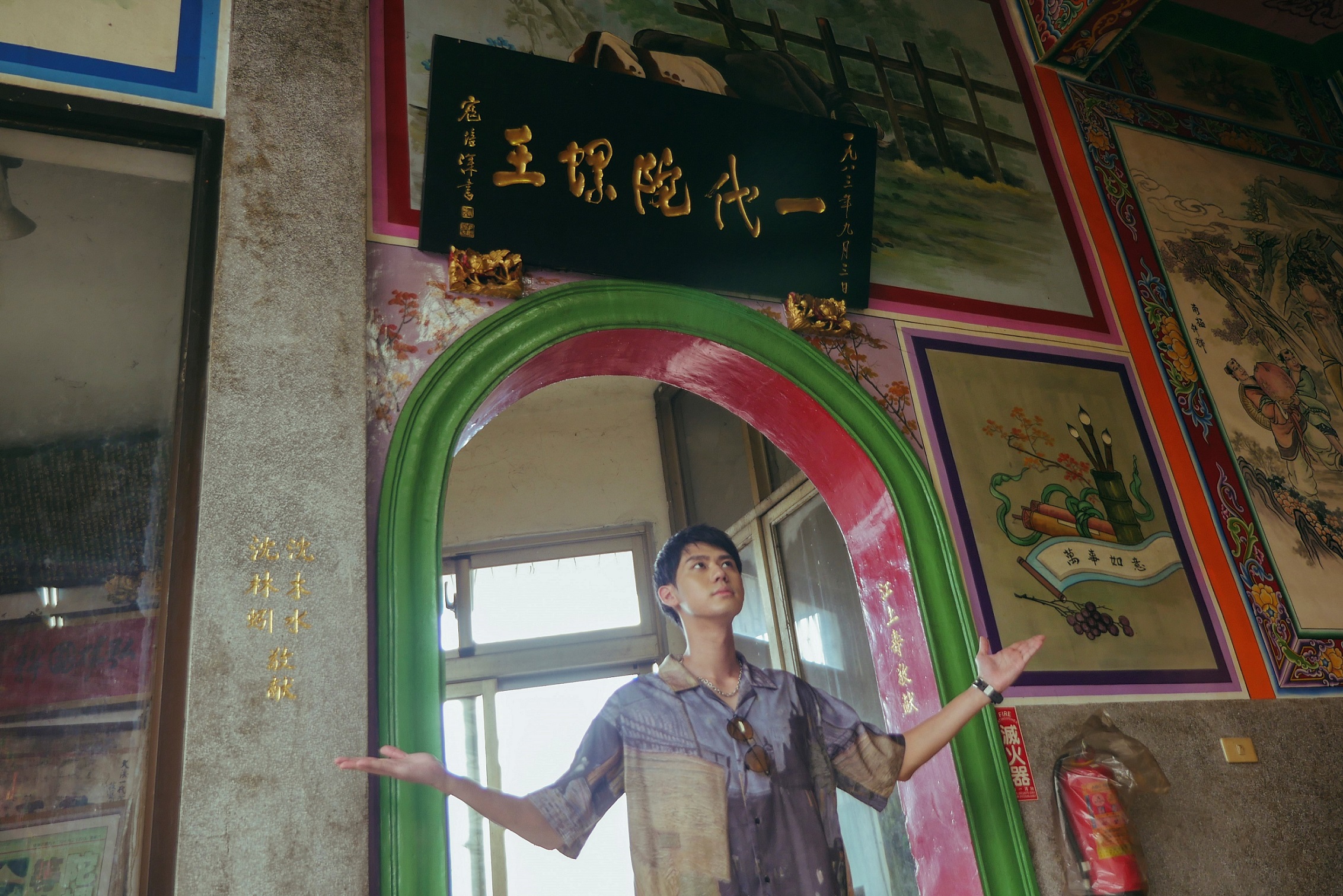 李玉璽跟隨劇組《神之鄉》到大溪參加盛大舉辦慶典與遶境活動，他更朝聖一代陀螺王匾額。（東森提供）