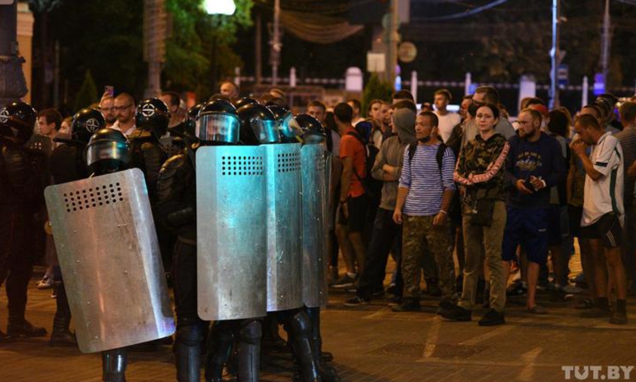 白俄羅斯大選爭議,讓許多民眾上街抗爭,但當局卻派出鎮暴警察,以暴力強性鎮壓,引發反彈。(翻攝自Twitter @tutby)