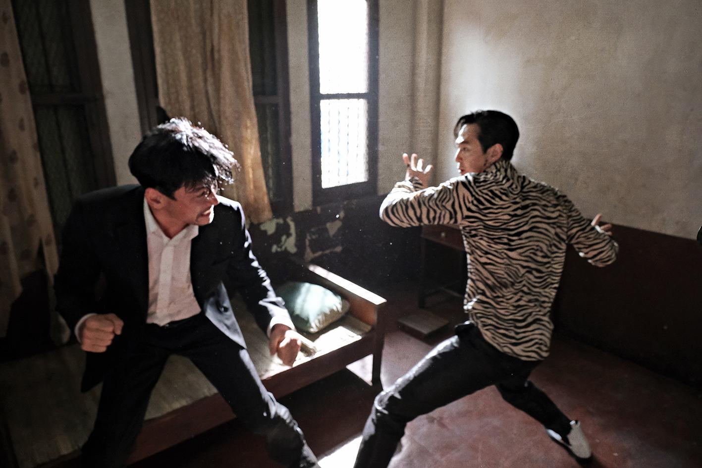 《魔鬼對決》由黃晸玟(右)和李政宰雙影帝主演,兩人有不少精彩的動作戲。(采昌國際多媒體提供)