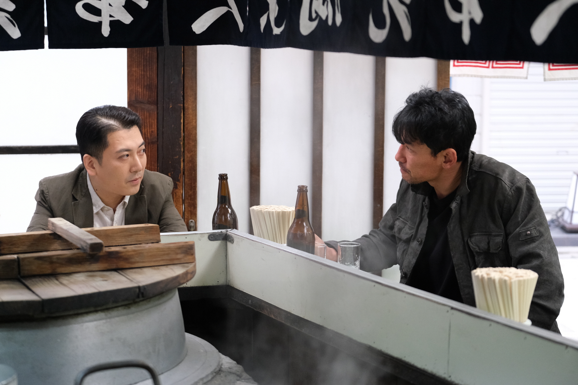 黃晸玟(右)在片中與朴明勳在拉麵店見面交換情報。有網友找出該餐廳的實際位置。(翻攝daum movie)