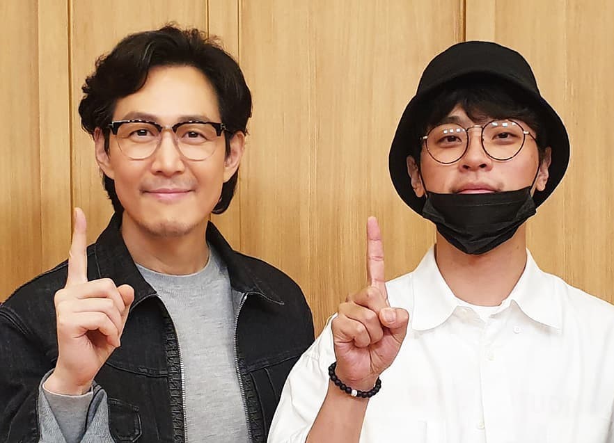 李政宰（左）與朴正民因《魔鬼對決》在韓國拿下票房冠軍，比出1手勢慶祝。（翻攝cjenmmovie Instagram）