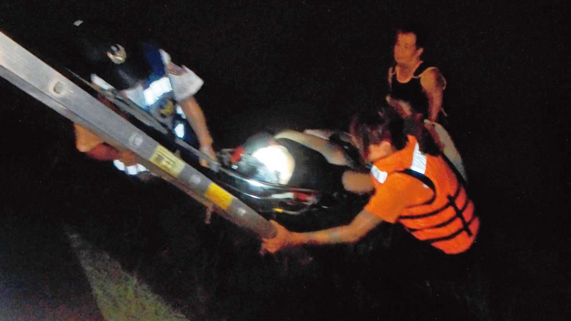 吳志德被打撈上岸時,已沒有呼吸、心跳。(翻攝畫面)