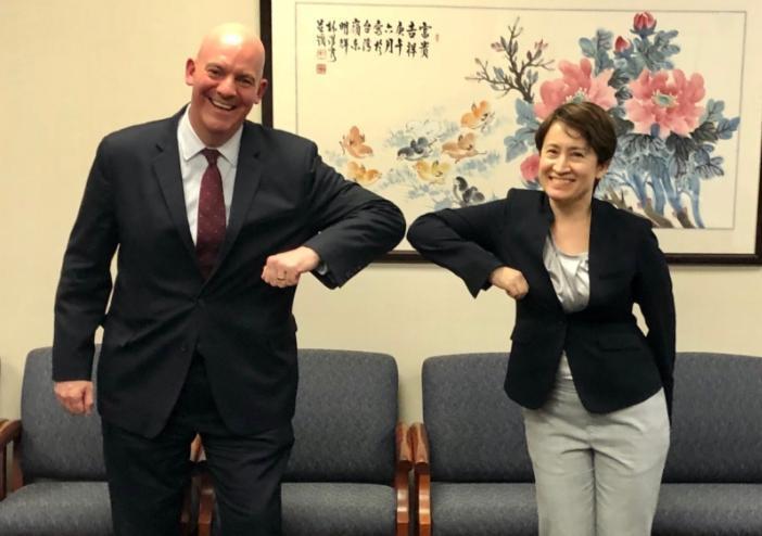 美政軍助卿庫柏(左)秀出與我駐美代表蕭美琴(右)的合照,表示要與台灣合作區域和平及穩定。(翻攝自推特@AsstSecPM)