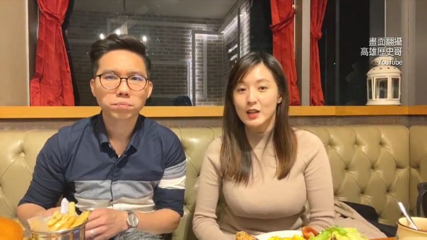 何庭歡（右）與高雄歷史哥（左）直播，提到韓國瑜握住她的手，「眼裡還閃耀著愛國光芒」，邀她打一場中華民國生死保衛戰。但大家注意的應該是⋯（翻攝自批踢踢實業坊）
