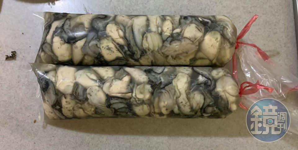 朋友人肉快遞2袋東石鮮蚵來家裡。