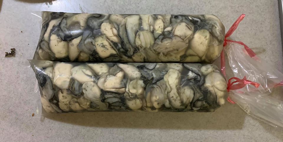 朋友人肉快遞2袋東石鮮蚵來家裡。