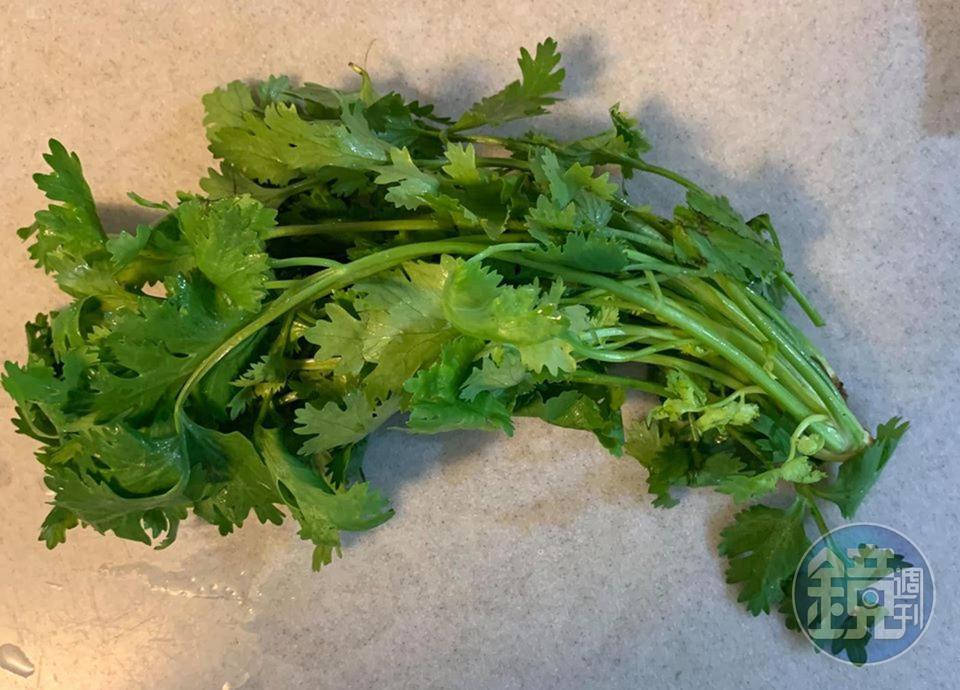 準備一把香菜。