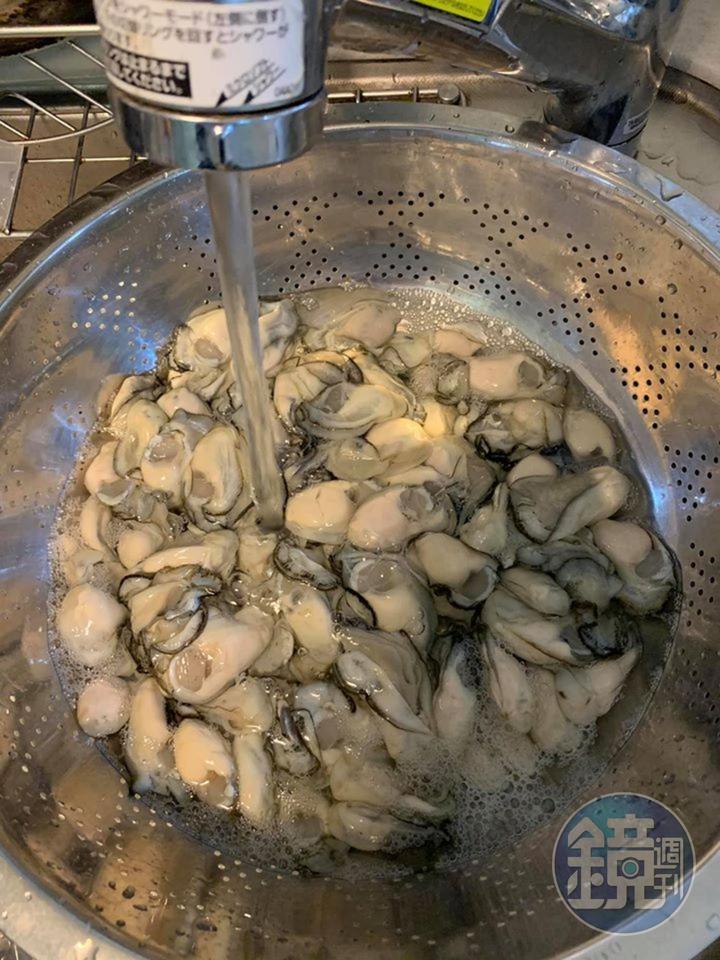 沖水洗淨蚵仔。