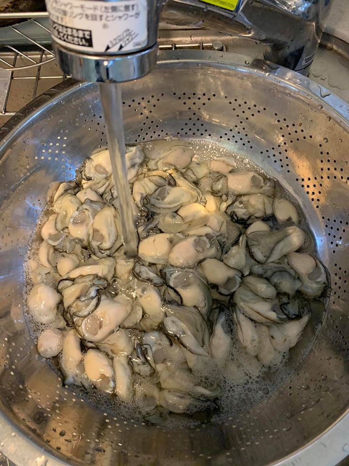 沖水洗淨蚵仔。