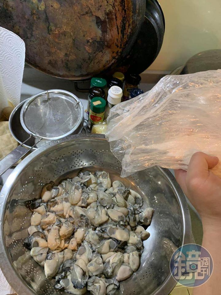 將蚵仔裹進地瓜粉。
