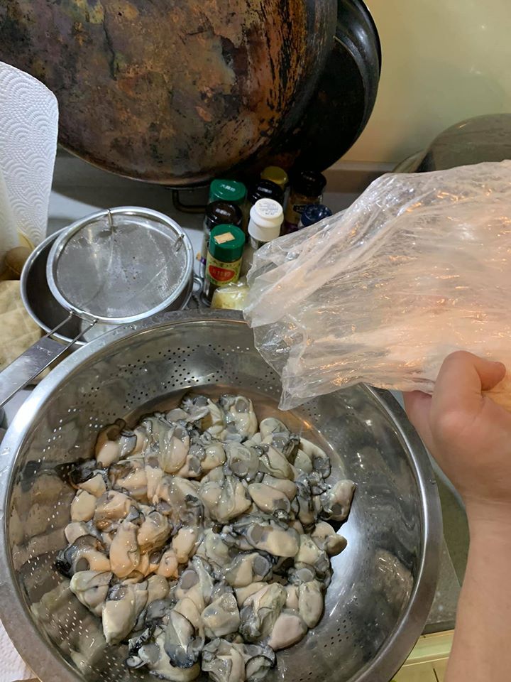 將蚵仔裹進地瓜粉。