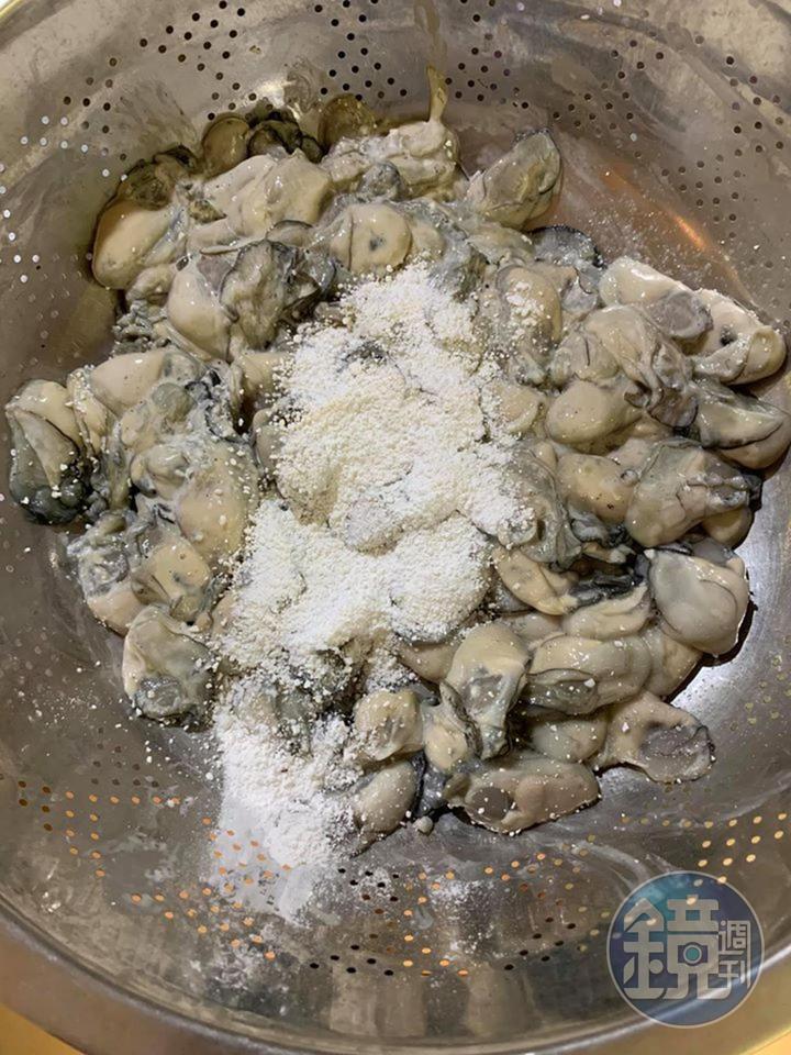 確認每顆蚵仔都要包裹住粉。