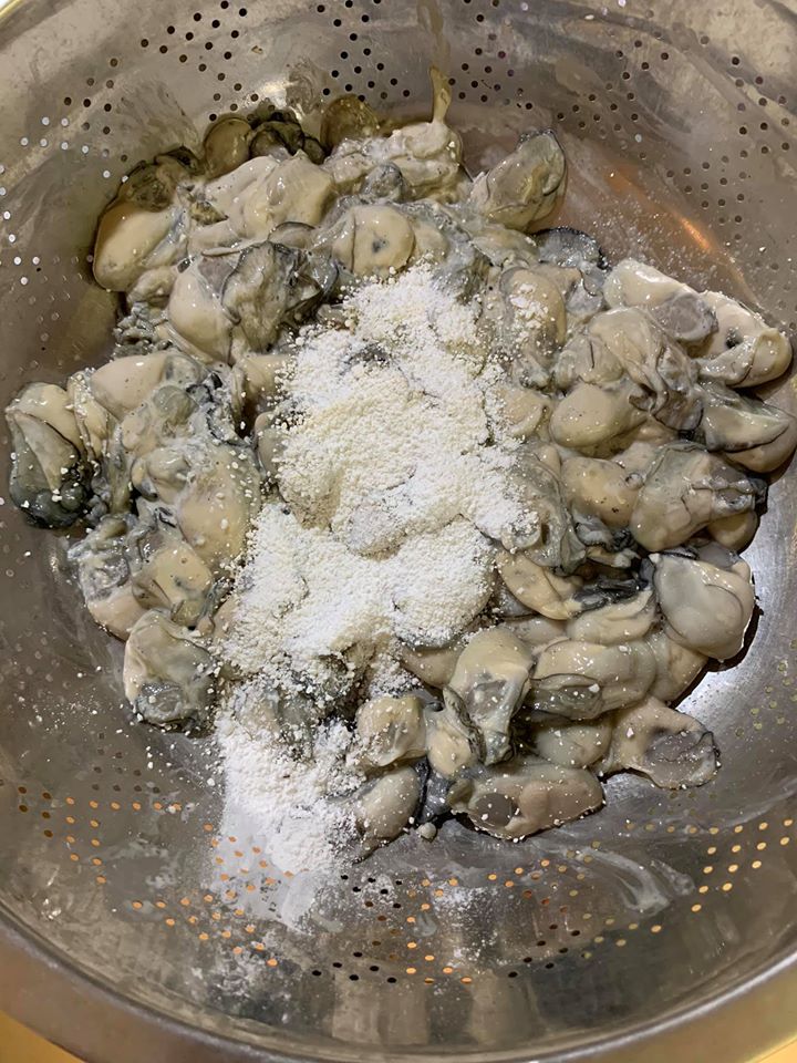 確認每顆蚵仔都要包裹住粉。