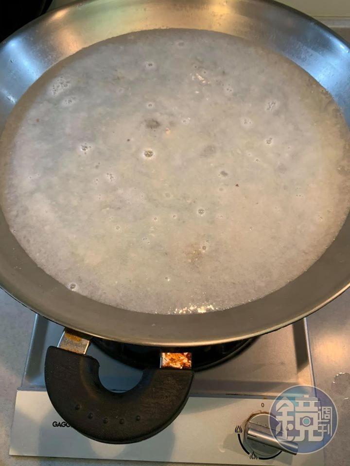 將蚵仔下熱水燙熟。