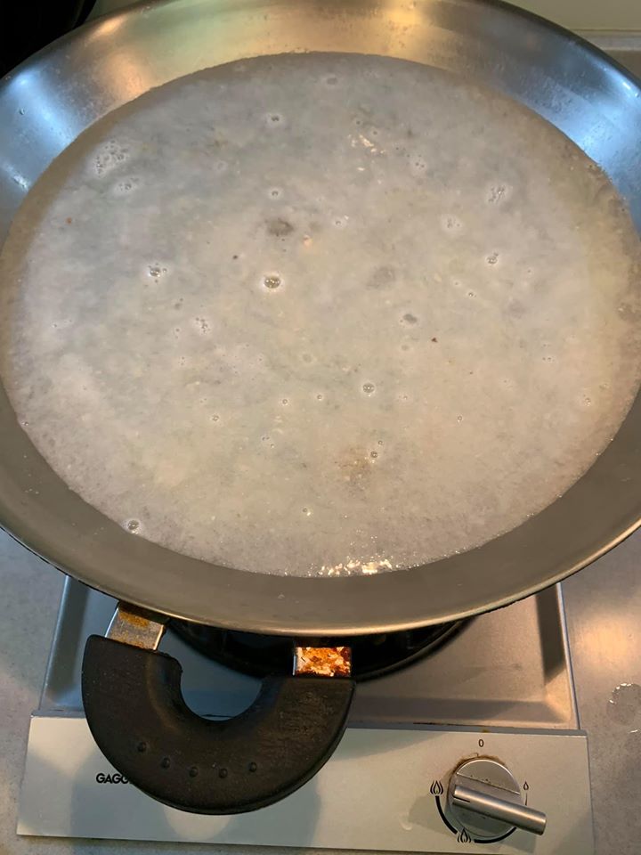 將蚵仔下熱水燙熟。