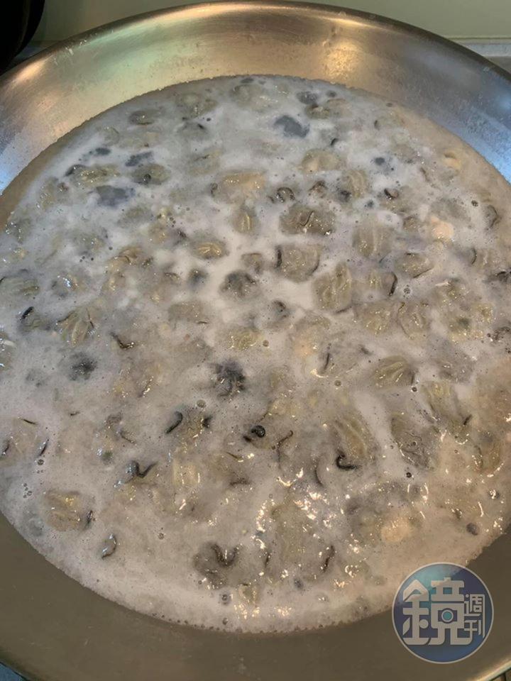 蚵仔從水中浮起，再等一下即可撈起。