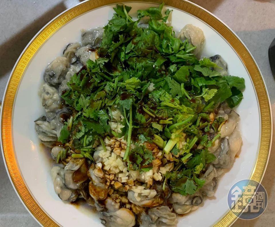 將蚵仔、蒜蓉、香菜末與醬油膏充分拌勻。