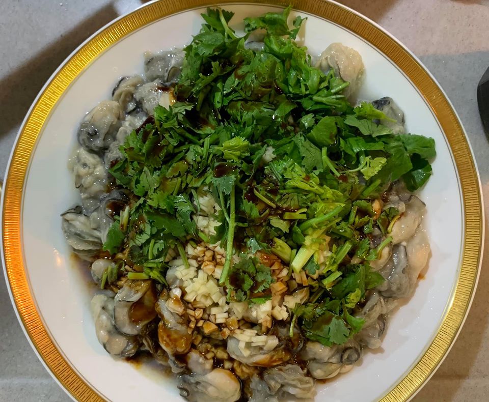 將蚵仔、蒜蓉、香菜末與醬油膏充分拌勻。