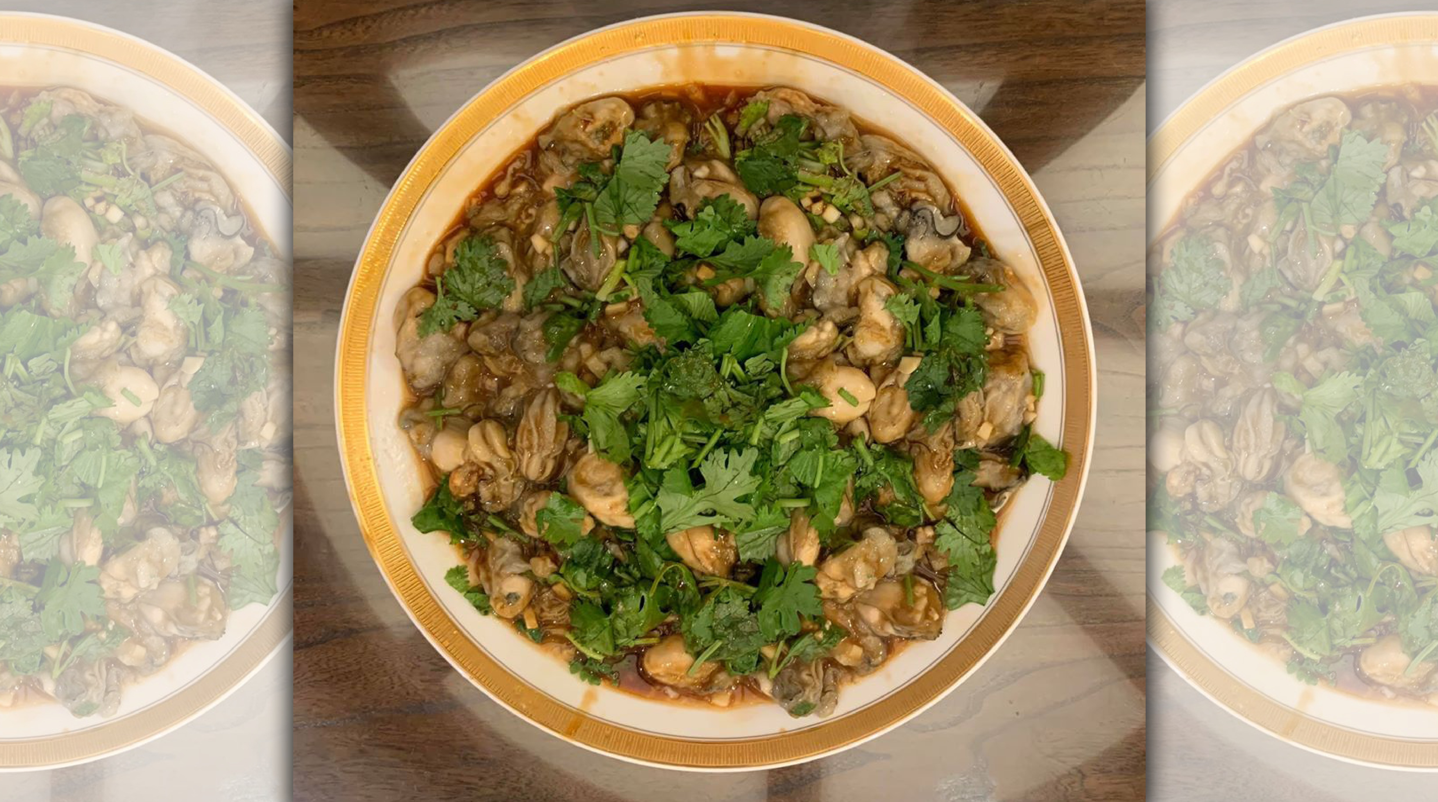 這一道適合夏天享用的「蒜泥鮮蚵」，源自朋友人肉快遞送來的東石鮮蚵，與明福阿珠姐不藏私傳授的料理方法。