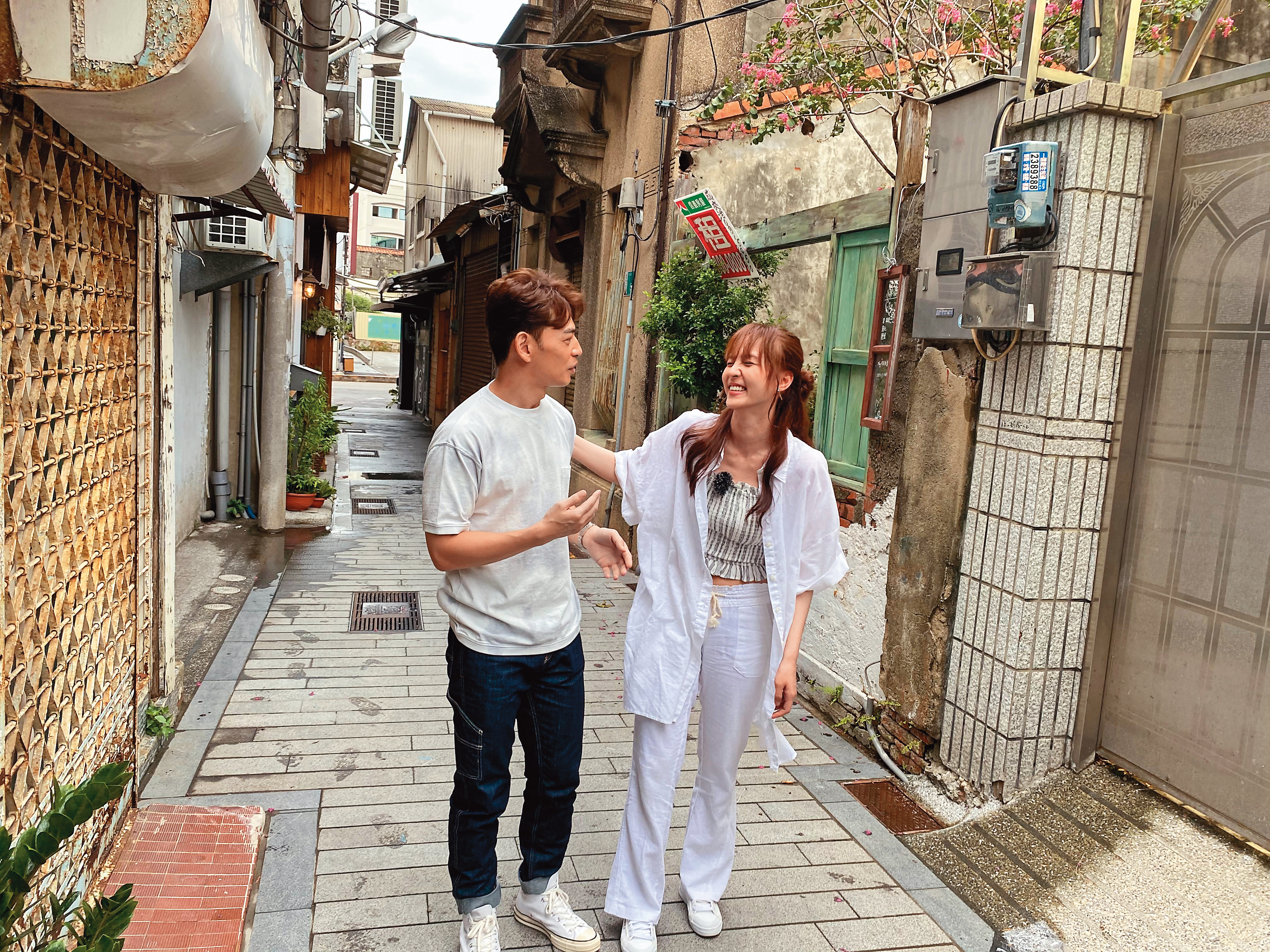 一路上阿Ken（左）都對魏蔓呵護備至，節目錄完後，魏蔓還私下對製作單位表示，覺得阿Ken是真的想追她。（迪克斯娛樂提供）